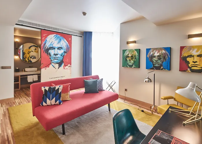 托雷尔前卫酒店